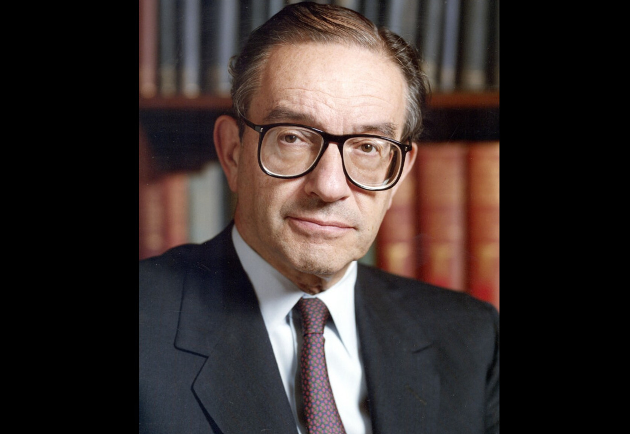 Alan Greenspan – Economista americano, presidiu o Federal Reserve, o banco central dos Estados Unidos, entre 1987 e 2006 e tornou-se uma das figuras mais influentes da economia mundial. Morreu em 22 de junho de 2026, aos 100 anos, devido a complicações da doença de Parkinson.