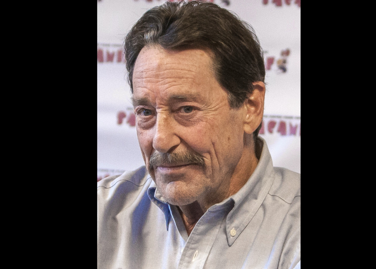 Peter Cullen – Ator e dublador canadense, tornou-se mundialmente conhecido como a voz de Optimus Prime em Transformers e também dublou o burrinho Ió, de Winnie the Pooh. Morreu em 26 de agosto de 2026, aos 85 anos, de parada cardíaca, associada a parada respiratória e outras condições de saúde.