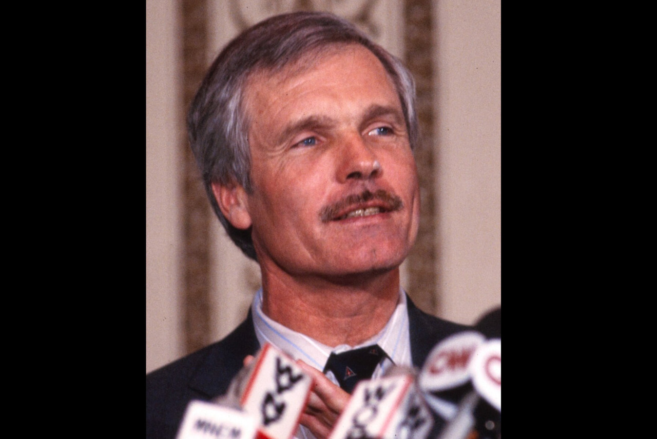 Ted Turner – Empresário e pioneiro da televisão por assinatura, fundou a CNN e esteve por trás de canais como TNT, TCM e Cartoon Network. Morreu em 6 de maio de 2026, aos 87 anos, cercado pela família. O comunicado familiar não informou a causa.