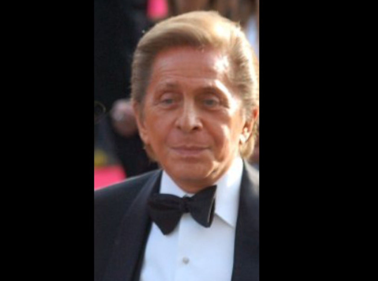 Valentino Garavani – O estilista italiano fundou a grife Valentino e vestiu estrelas como Elizabeth Taylor, Julia Roberts e a princesa Diana. Morreu em 19 de janeiro de 2026, aos 93 anos, em sua residência em Roma. A causa da morte não foi divulgada.