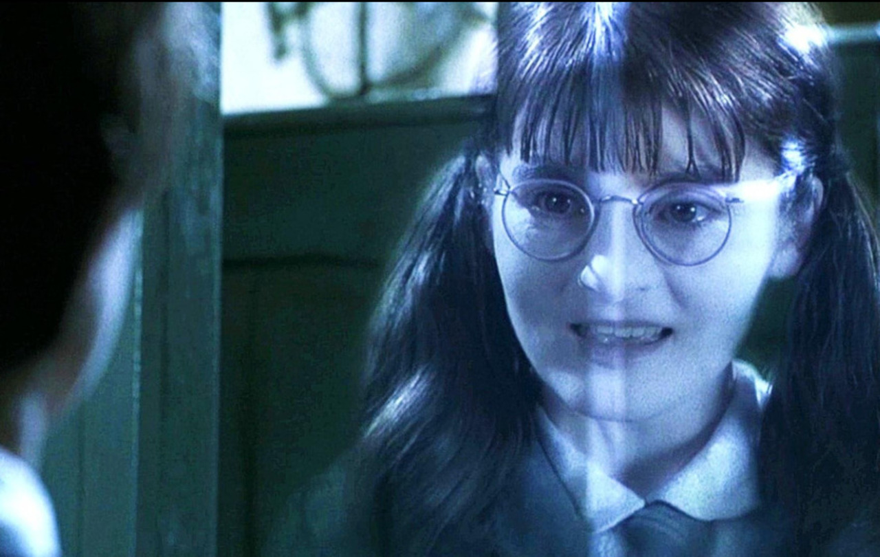 Shirley Henderson — Murta que Geme, Harry Potter - Tinha 36 anos durante as filmagens de Harry Potter e a Câmara Secreta, lançado em 2002. A atriz interpretou Murta que Geme, fantasma de uma estudante que morreu aos 14 anos. A diferença, portanto, chegava a cerca de 22 anos