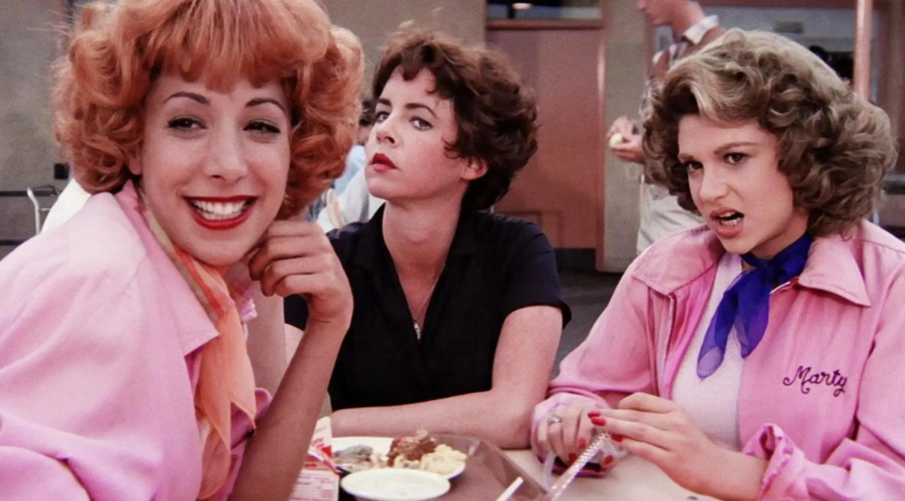 Stockard Channing — Rizzo, Grease - Tinha 33 anos quando interpretou Betty Rizzo (de roupa preta, na foto), uma estudante do ensino médio de aproximadamente 18 anos, em Grease. A própria atriz reconheceu posteriormente que interpretar uma adolescente naquela idade exigia bastante atuação.