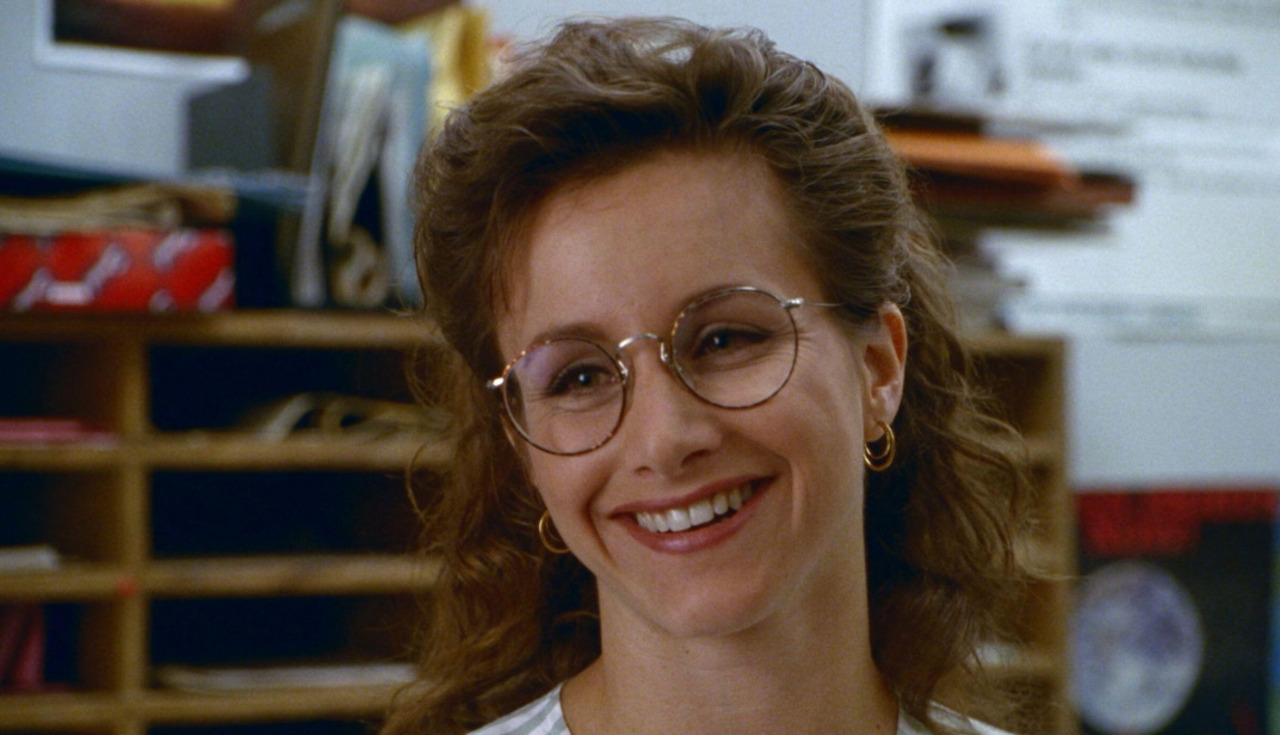 Gabrielle Carteris — Andrea, Barrados no Baile - Tinha 29 anos no início de Beverly Hills, 90210, apesar de Andrea Zuckerman ainda ser estudante do ensino médio. Carteris era a integrante mais velha do elenco principal que interpretava os alunos da escola.