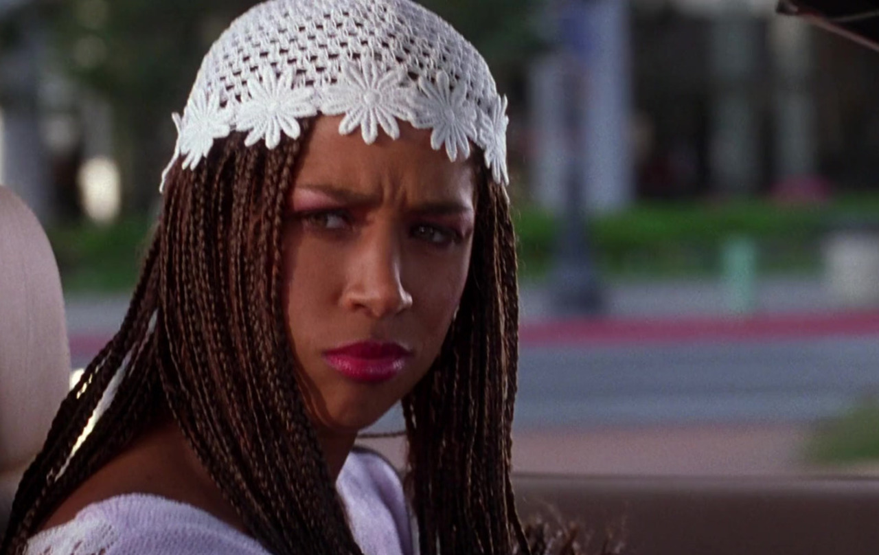 Stacey Dash — Dionne, As Patricinhas de Beverly Hills - Tinha 28 anos quando interpretou Dionne Davenport em As Patricinhas de Beverly Hills (1995). A personagem era uma estudante do ensino médio, colega de Cher. A atriz, portanto, já estava cerca de uma década além da idade escolar da personagem