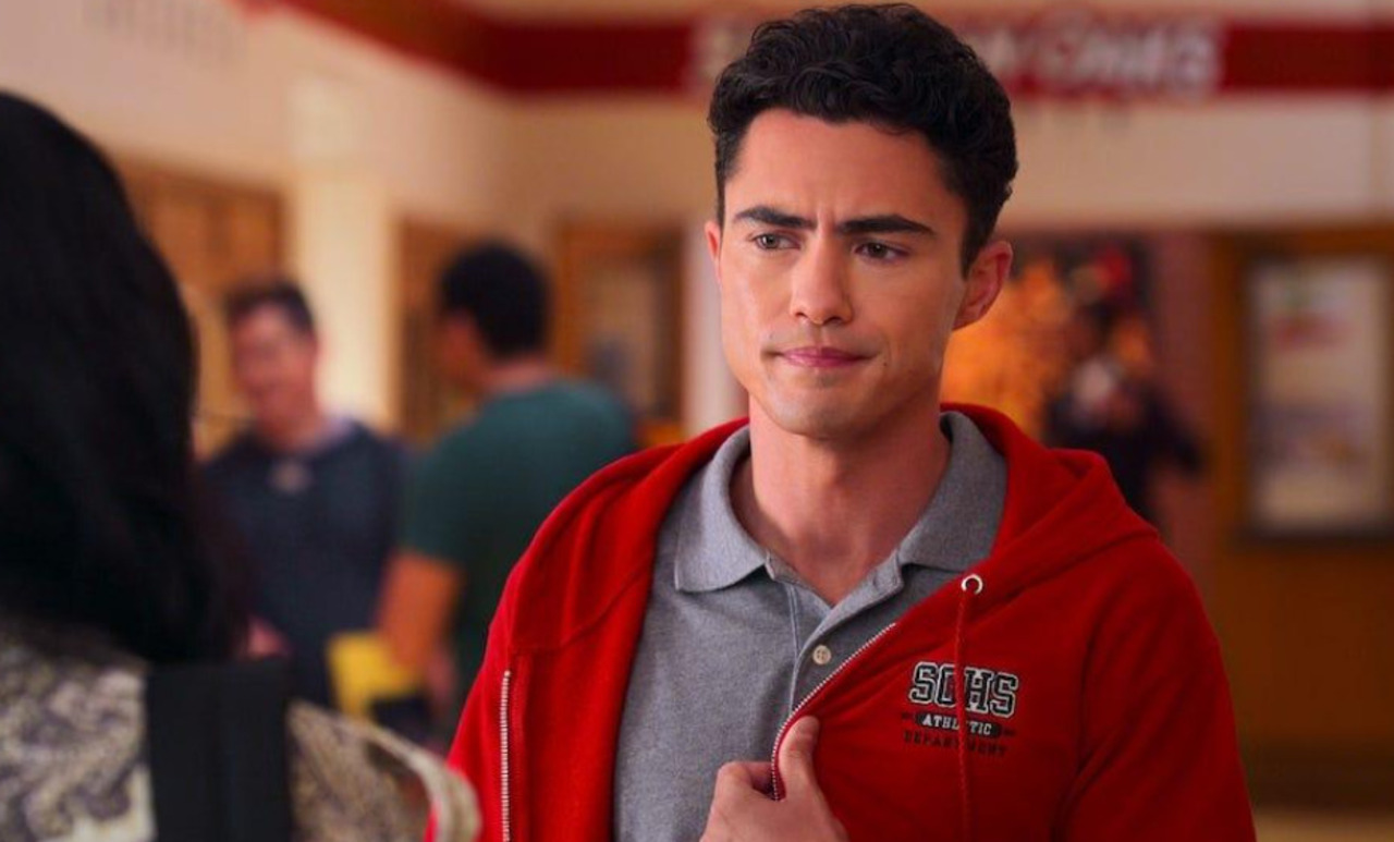 Darren Barnet — Paxton, Eu Nunca... - Estava com 29 anos quando apareceu como Paxton Hall-Yoshida em Eu Nunca.... Paxton era um estudante adolescente da Sherman Oaks High School, apresentado inicialmente com cerca de 16 anos. A diferença chegava, portanto, a aproximadamente 13 anos.