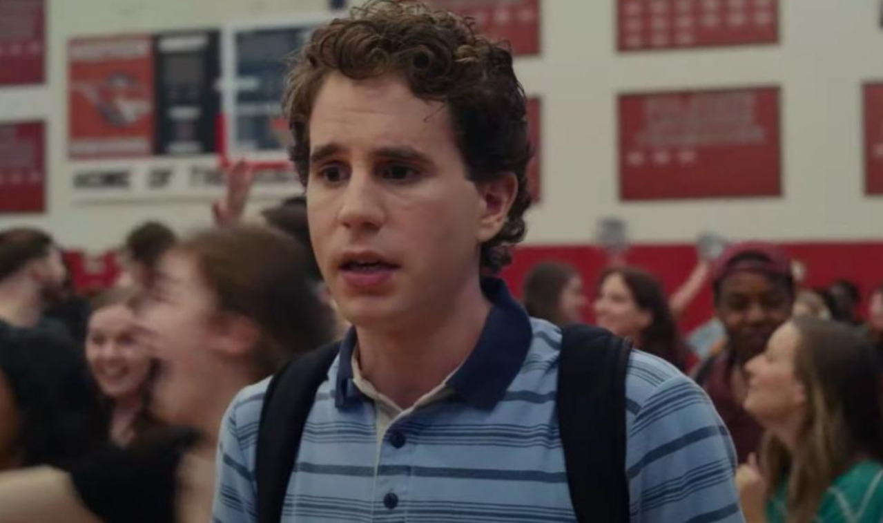Ben Platt — Evan, Querido Evan Hansen - Tinha 27 anos quando interpretou no cinema Evan Hansen, personagem de 17 anos. Ele já havia criado o papel anos antes nos palcos, mas voltou a vivê-lo na adaptação cinematográfica de 2021, com uma diferença de 10 anos.