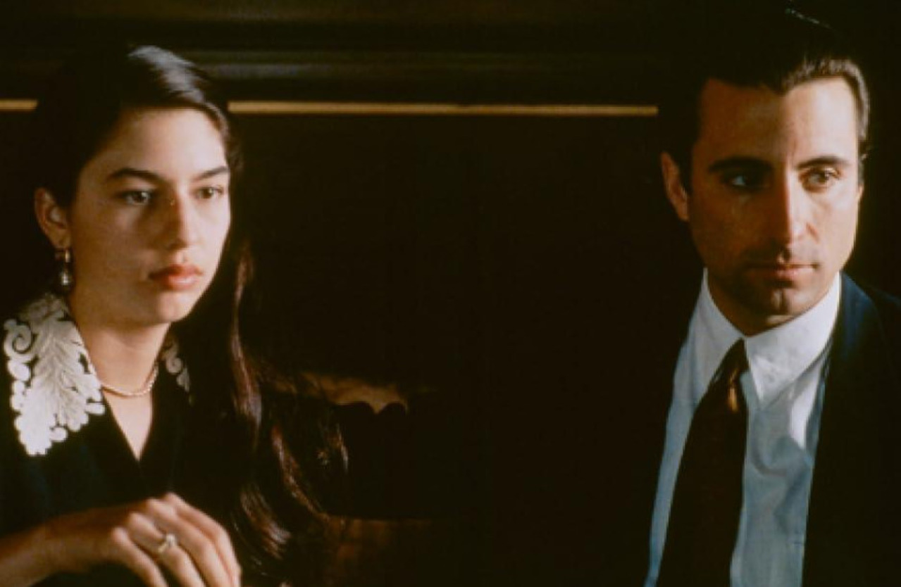 Sofia Coppola – O Poderoso Chefão III (1990)
Hoje cineasta premiada, Sofia Coppola interpretou Mary Corleone no terceiro filme da saga. Na época, Richard Corliss, da Time, criticou duramente sua atuação, e o New York Post também apontou sua escalação como um problema do longa. O Los Angeles Times registrou a repercussão dessas avaliações em dezembro de 1990.