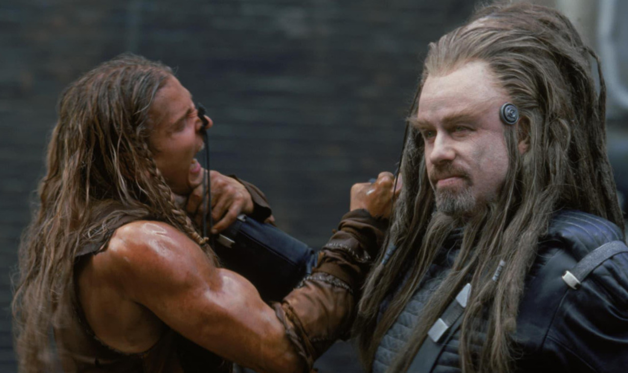 John Travolta – A Reconquista (Battlefield Earth, 2000)
Travolta interpretou o alienígena Terl na ficção científica que se tornou célebre pela recepção negativa. Roger Ebert, do Chicago Sun-Times, publicou uma crítica devastadora do filme e questionou até a decisão de esconder Travolta sob cabelo e maquiagem pesados