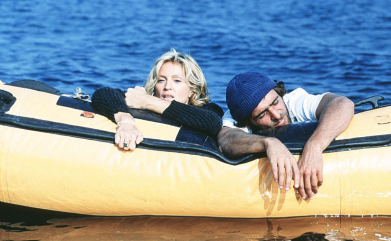 Madonna – Destino Insólito (Swept Away, 2002)
A cantora e atriz viveu Amber no remake dirigido por Guy Ritchie. Roger Ebert criticou tanto o filme quanto a construção da personagem, afirmando que ela começava de maneira tão desagradável que a transformação posterior não se tornava convincente.