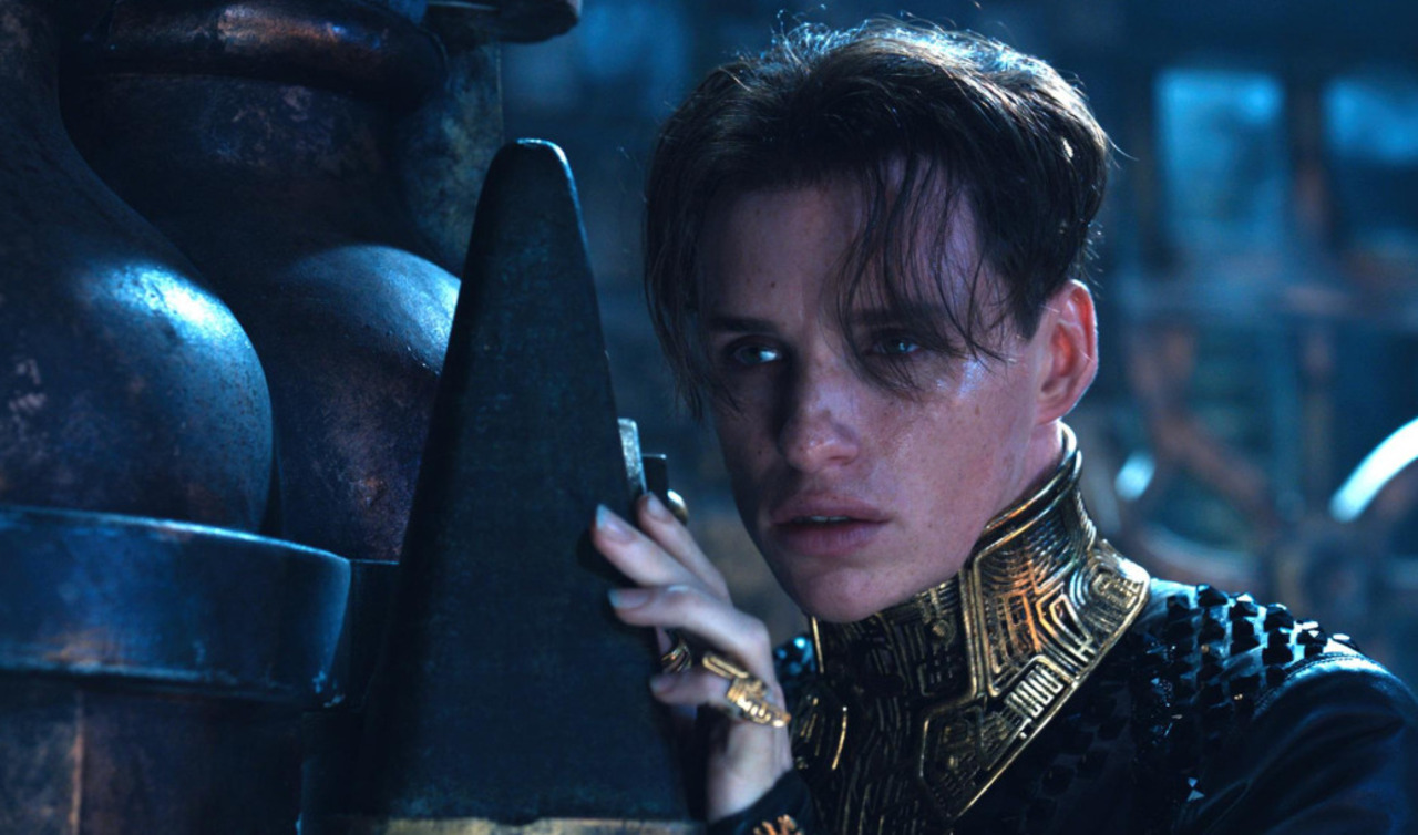 Eddie Redmayne – O Destino de Júpiter (2015)
Antes e depois de trabalhos amplamente elogiados, o vencedor do Oscar viveu Balem Abrasax nesta ficção científica. O crítico Matt Zoller Seitz destacou os maneirismos da interpretação: Redmayne praticamente sussurrava grande parte das falas e subitamente gritava outras
