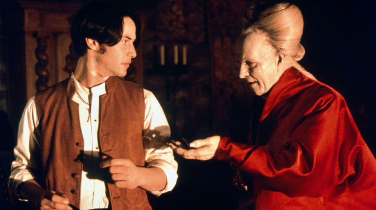 Keanu Reeves – Drácula de Bram Stoker (1992)
Reeves interpretou Jonathan Harker no celebrado filme de Francis Ford Coppola, mas sua atuação tornou-se um dos pontos mais contestados da produção. Críticas da época e avaliações posteriores questionaram especialmente sua escalação e seu sotaque britânico, enquanto Gary Oldman recebeu muitos elogios como Drácula.