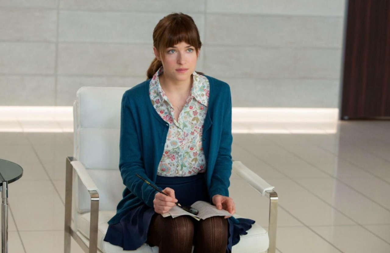Dakota Johnson – Cinquenta Tons de Cinza (2015)
Aqui, abrimos um parêntese. Dakota Johnson aparece com frequência em listas e discussões sobre atuações ruins por Anastasia Steele, papel que teve enorme repercussão. Mas a recepção não foi unânime: críticos de veículos como Vanity Fair e The New Yorker elogiaram seu desempenho. Por isso, classificá-la simplesmente como exemplo de “má atuação” não retrata por completo a crítica da época.