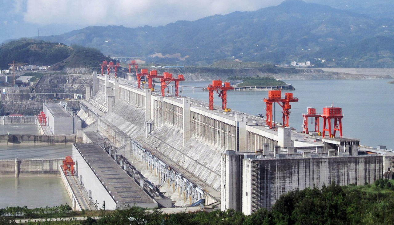 Três Gargantas (China) – Localizada no rio Yangtzé, abriga a maior usina hidrelétrica do mundo em capacidade instalada, com 22.500 megawatts. Também ajuda a controlar cheias e facilita a navegação fluvial. Sua construção deslocou mais de 1 milhão de pessoas e provocou importantes alterações ambientais