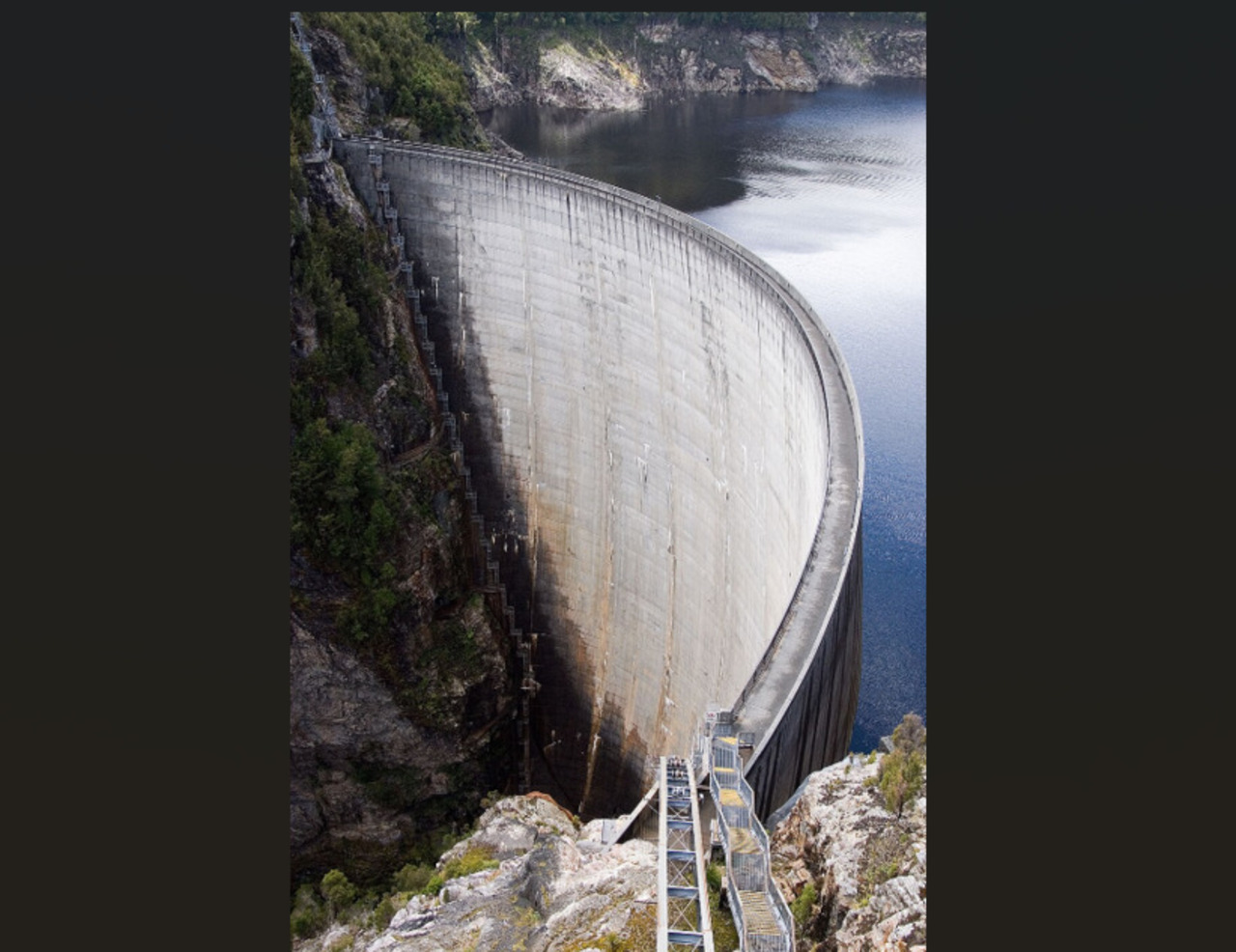 Represa de Gordon (Austrália); Localizada no Rio Gordon, na Tasmânia, é a maior represa de arco da ilha, com 140 metros de altura.
Forma o Lago Gordon, maior reservatório de água da Austrália, e cobre 15% da demanda elétrica local. Sua construção gerou controvérsias ambientais, especialmente pela inundação do antigo Lago Pedder.