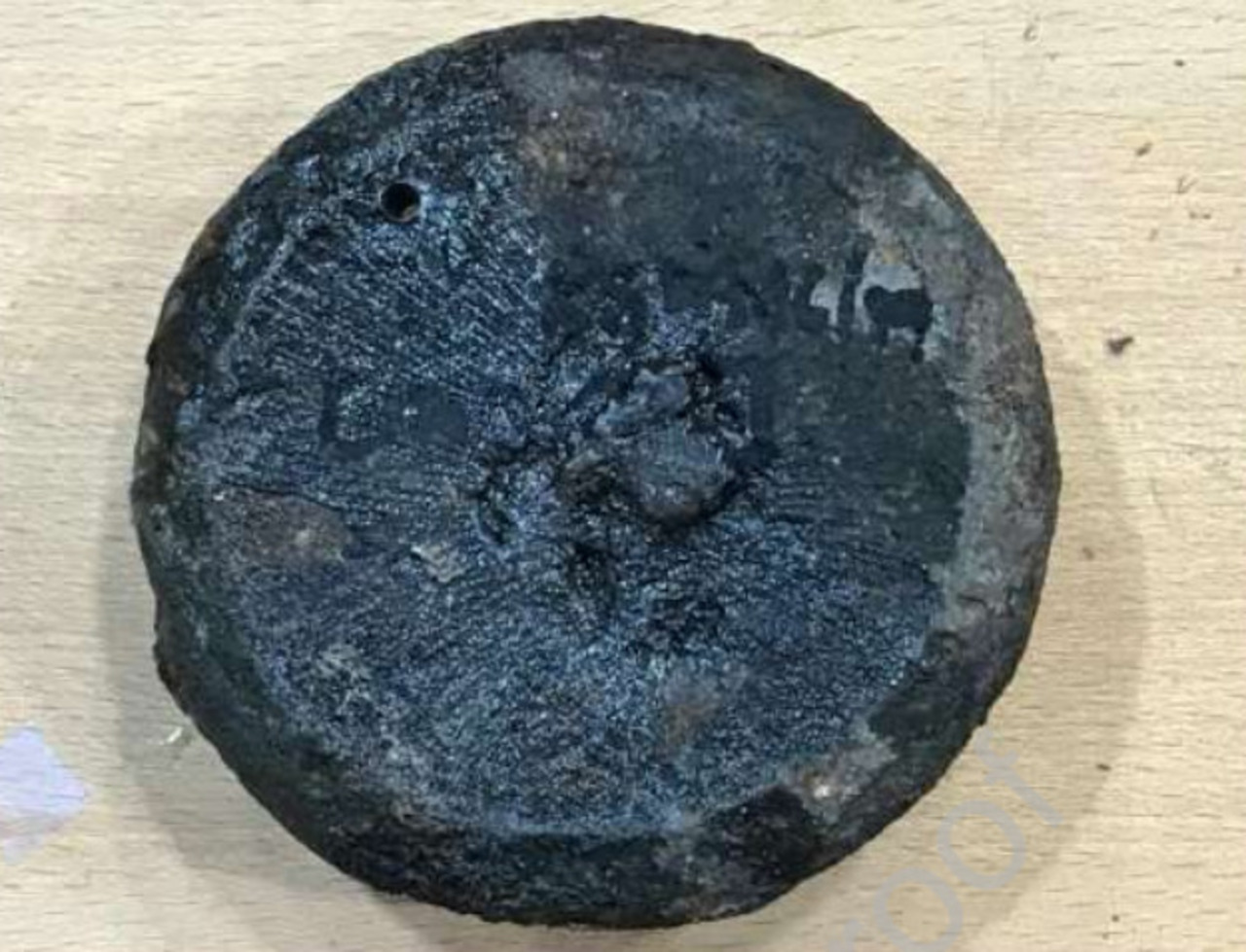 O wootz é um aço com alto teor de carbono produzido em cadinhos fechados. Desenvolvido no subcontinente indiano, tornou-se conhecido pela qualidade do metal e por seu uso em lâminas. Sua história liga antigas oficinas da Ásia a rotas comerciais de longa distância. -  (crédito: S. Jaikishan, Meghna Desai e Thilo Rehren / Advances in Archaeomaterials wikimedia commons)
