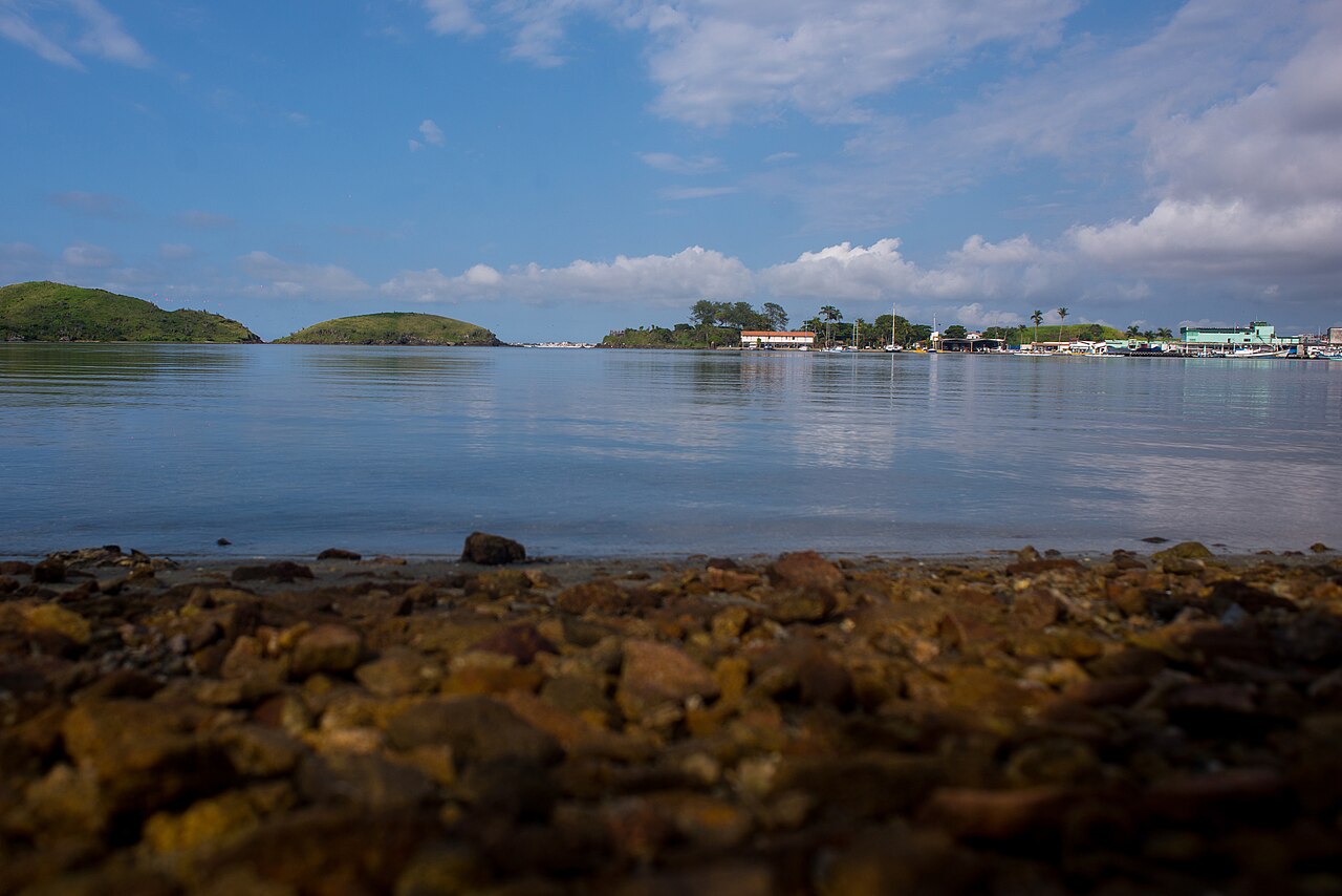 No ano seguinte, os portugueses fundaram a Vila de Santa Helena de Cabo Frio e criaram estruturas destinadas à defesa do novo núcleo. A ocupação avançou por uma área de restinga situada entre o oceano e a Lagoa de Araruama, característica que teve grande influência sobre a formação da cidade.