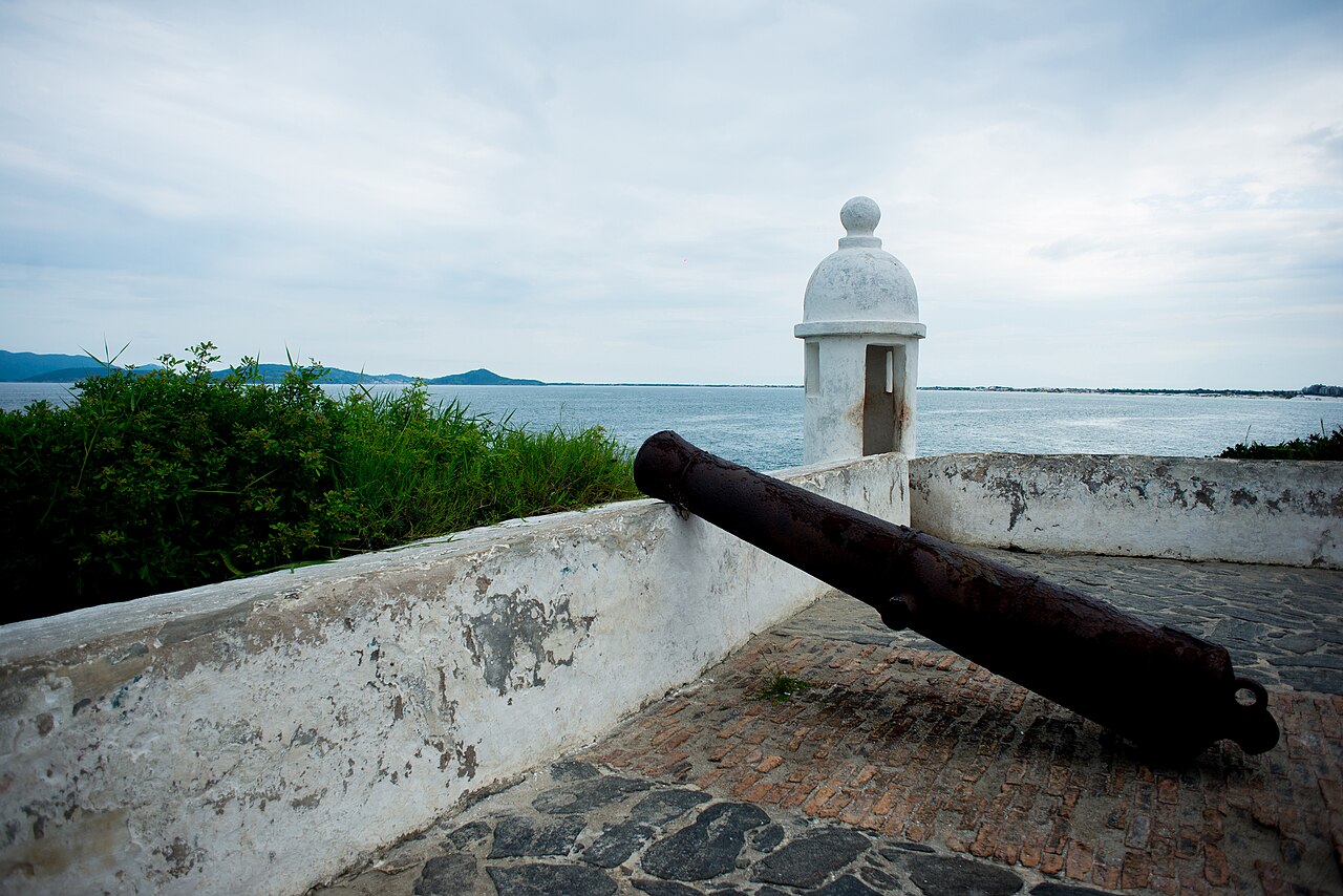 A exploração da madeira também despertou o interesse dos franceses, que mantiveram contatos comerciais com grupos indígenas e disputaram o controle da costa com os portugueses. A reação portuguesa ganhou força em 1615, quando os franceses foram expulsos da região.