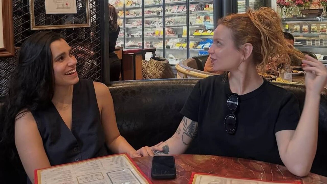A cantora compartilha ocasionalmente fotos do relacionamento em suas redes sociais. No fim de julho, as duas fizeram uma rara aparição pública no lançamento do álbum de Jão, em São Paulo. O relacionamento é acompanhado de perto pelos fãs da cantora, que costumam repercutir as aparições do casal. 
