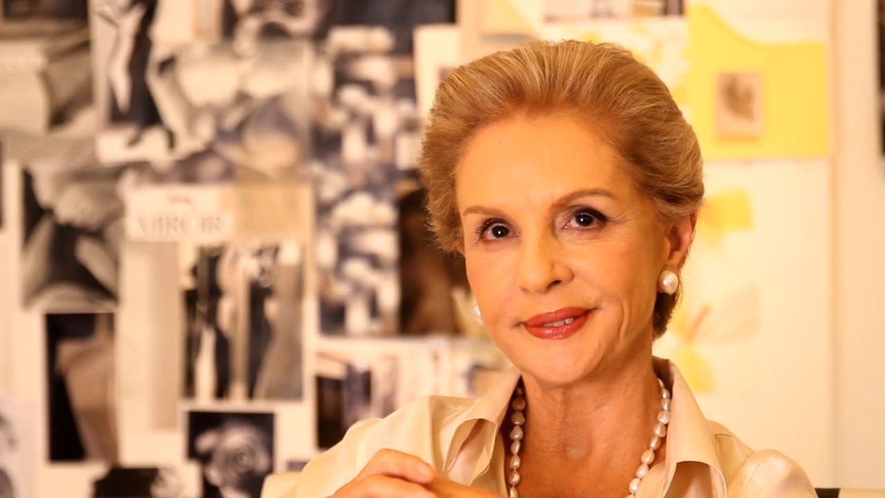 Carolina Herrera, cujo nome de batismo é María Carolina Josefina Pacanins Niño, nasceu em Caracas, na Venezuela, no dia 8 de janeiro de 1939. Ela cresceu em uma família ligada à alta sociedade venezuelana e teve contato com o universo da moda ainda na infância, por meio da avó, que a levava a desfiles.

