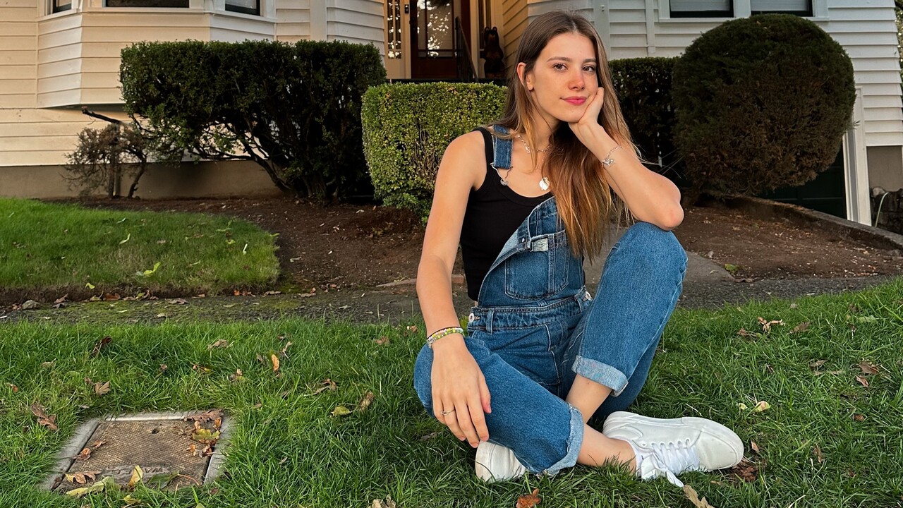 A chegada da filha também fez Caroline repensar a forma como lida com as situações do dia a dia. Segundo ela, questões que antes pareciam importantes perderam espaço diante dos planos para a família e das memórias que deseja construir com Lia. “Antes eu pensava muito na minha vida como ‘eu’. Agora automaticamente eu penso em nós”, contou.
