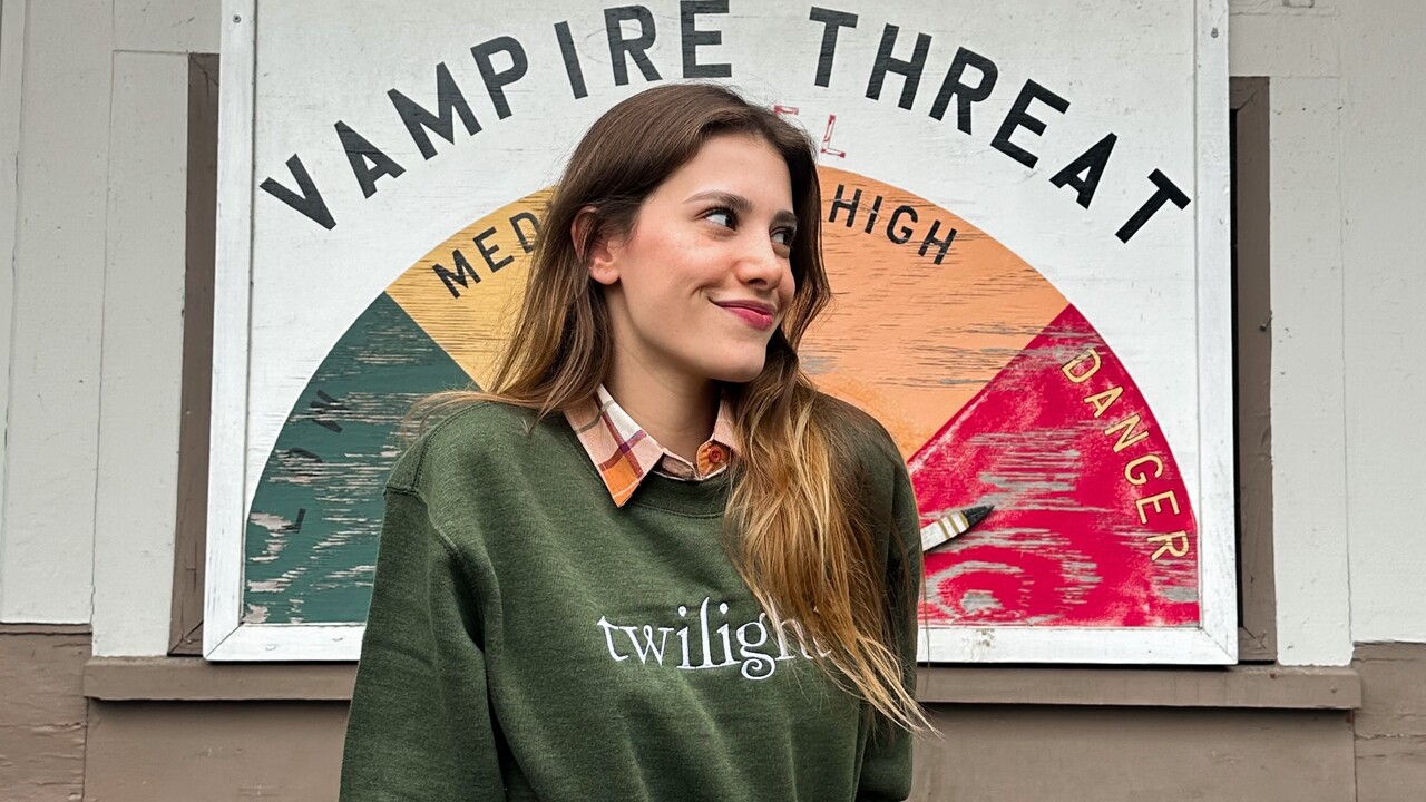 Com mais de 2,7 milhões de seguidores nas redes sociais e mais de 60 milhões de impressões no TikTok, Caroline Dallarosa vem conquistando espaço entre o público jovem. Em 2025, a atriz voltou às novelas com uma participação em “Garota do Momento” e lançou “De Coração”, seu primeiro romance literário, pela Editora Viseu. 
