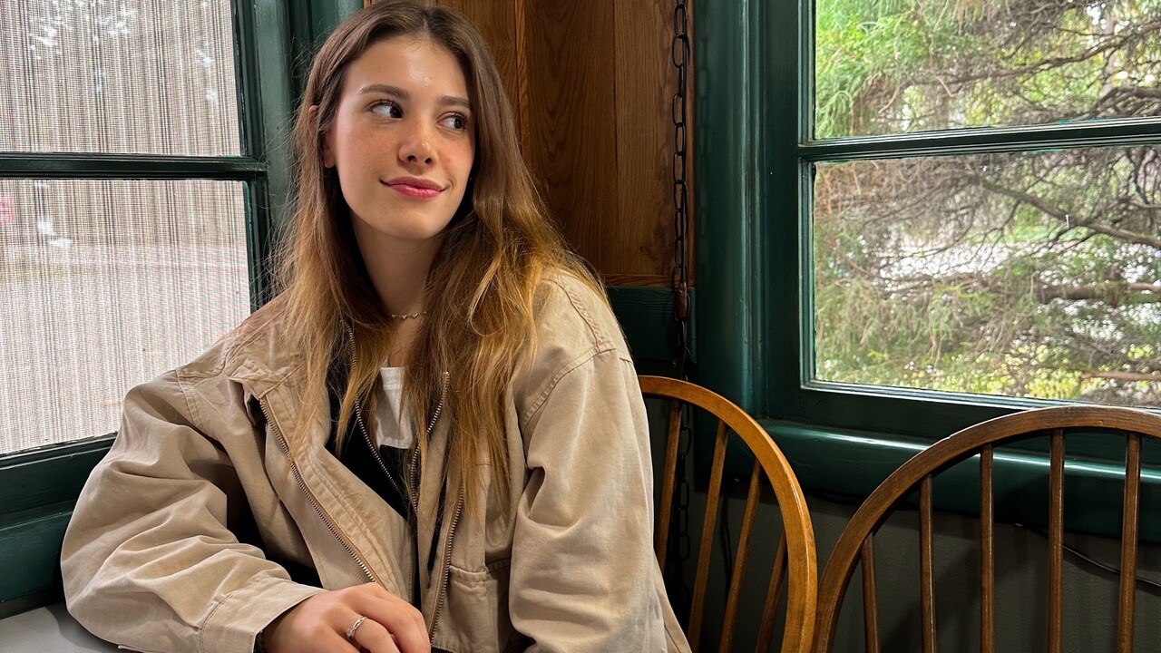 Caroline Dallarosa Chaniuk nasceu em Campo Largo, no Paraná, em 19 de janeiro de 1998. Ainda na infância começou a fazer aulas de teatro e enquanto cursava Publicidade e Propaganda na faculdade, foi selecionada para um dos papéis centrais em “Malhação: Toda Forma de Amar”, em 2019. 

