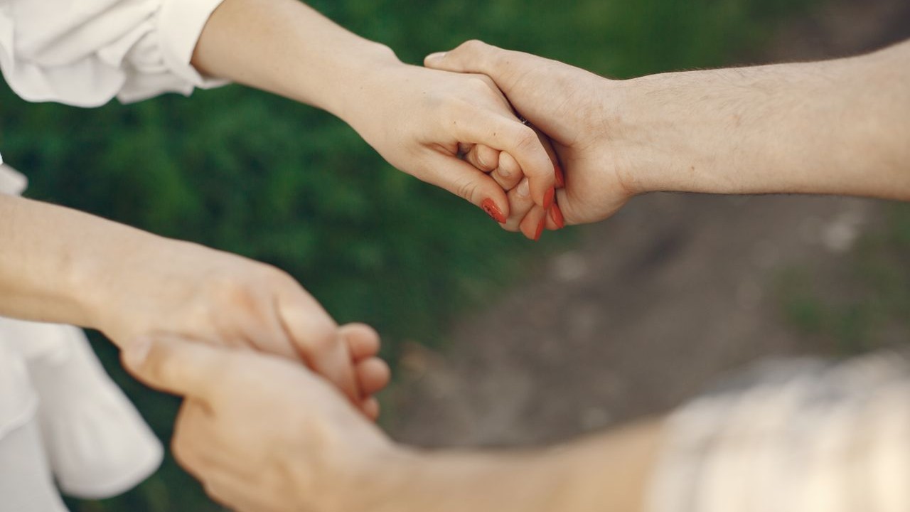 Apesar da liberdade, o modelo pode trazer dificuldades, como o custo de manter duas casas e a necessidade de organizar melhor a rotina, principalmente quando há filhos. Especialistas também destacam que morar separado não elimina problemas emocionais. A relação ainda exige comunicação, confiança e dedicação para manter a proximidade entre o casal. 

