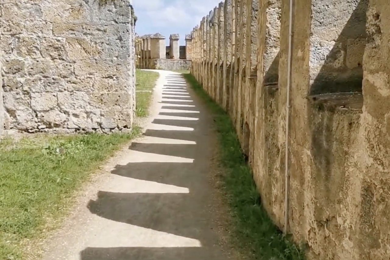Muralhas de pedra, bastiões e caminhos que eram usados para ronda formam um sistema defensivo que acompanha praticamente todo o percurso da fortificação. A dimensão do castelo permite ao visitante percorrer mais de um quilômetro entre diferentes setores históricos.