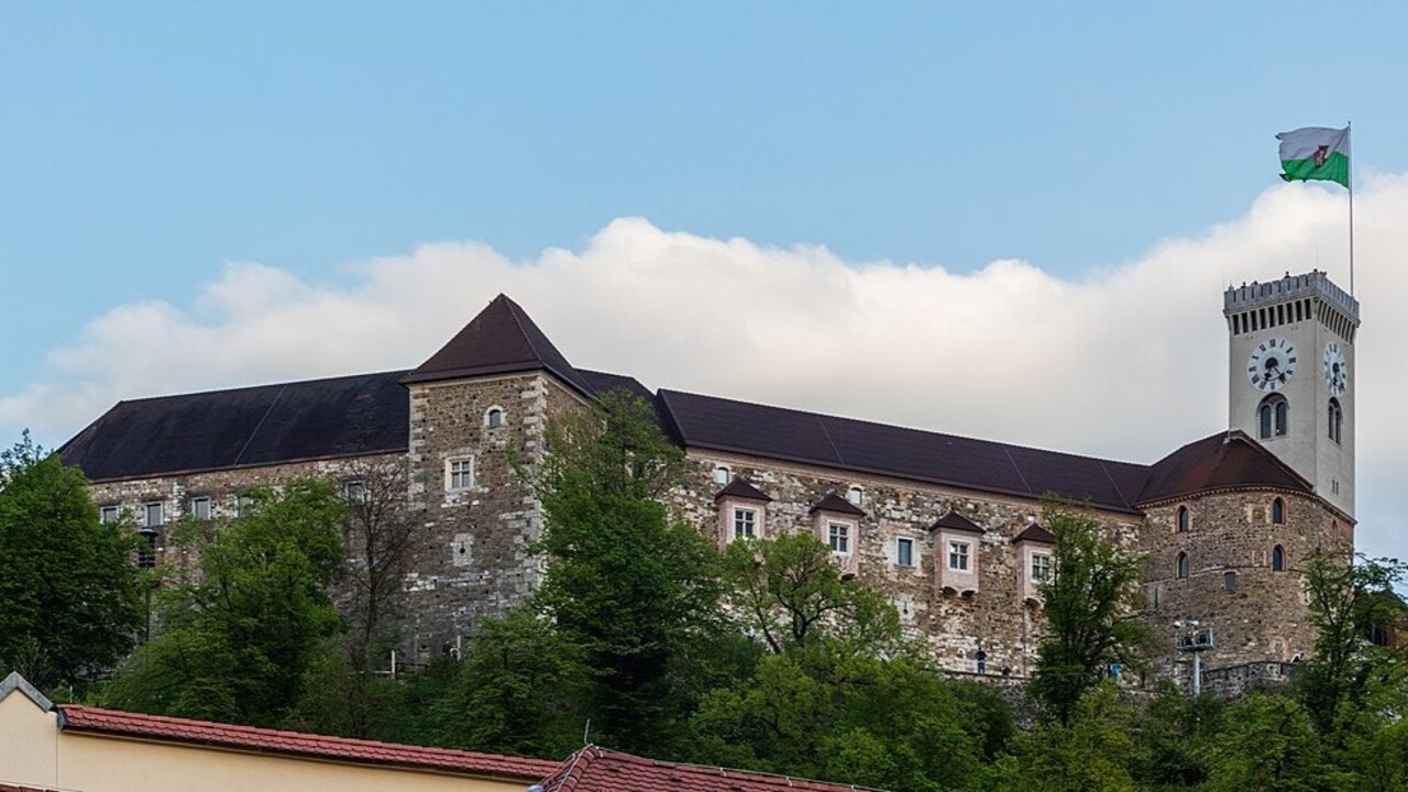 Um dos pontos turísticos mais conhecidos da cidade é o Castelo de Liubliana. Ele fica em uma colina que domina a paisagem do centro da capital. A estrutura atual data principalmente do século 16, embora existam registros de fortificações no local desde a Idade Média. O acesso ao castelo pode ser feito por um funicular, inaugurado em 2006. 
