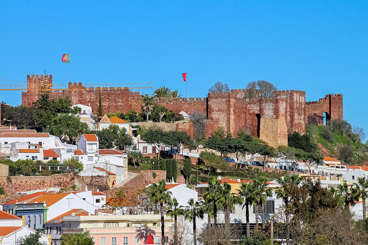 Construído no século 8, um castelo no Algarve, região mais meridional de Portugal, preserva até hoje detalhes de uma sofisticada estratégia militar criada para proteger uma das cidades mais importantes do Gharb al-Andalus. Em Silves, a defesa começava muito antes de um possível invasor alcançar o núcleo da fortificação. -  (crédito: Flickr - Vitor Oliveira)