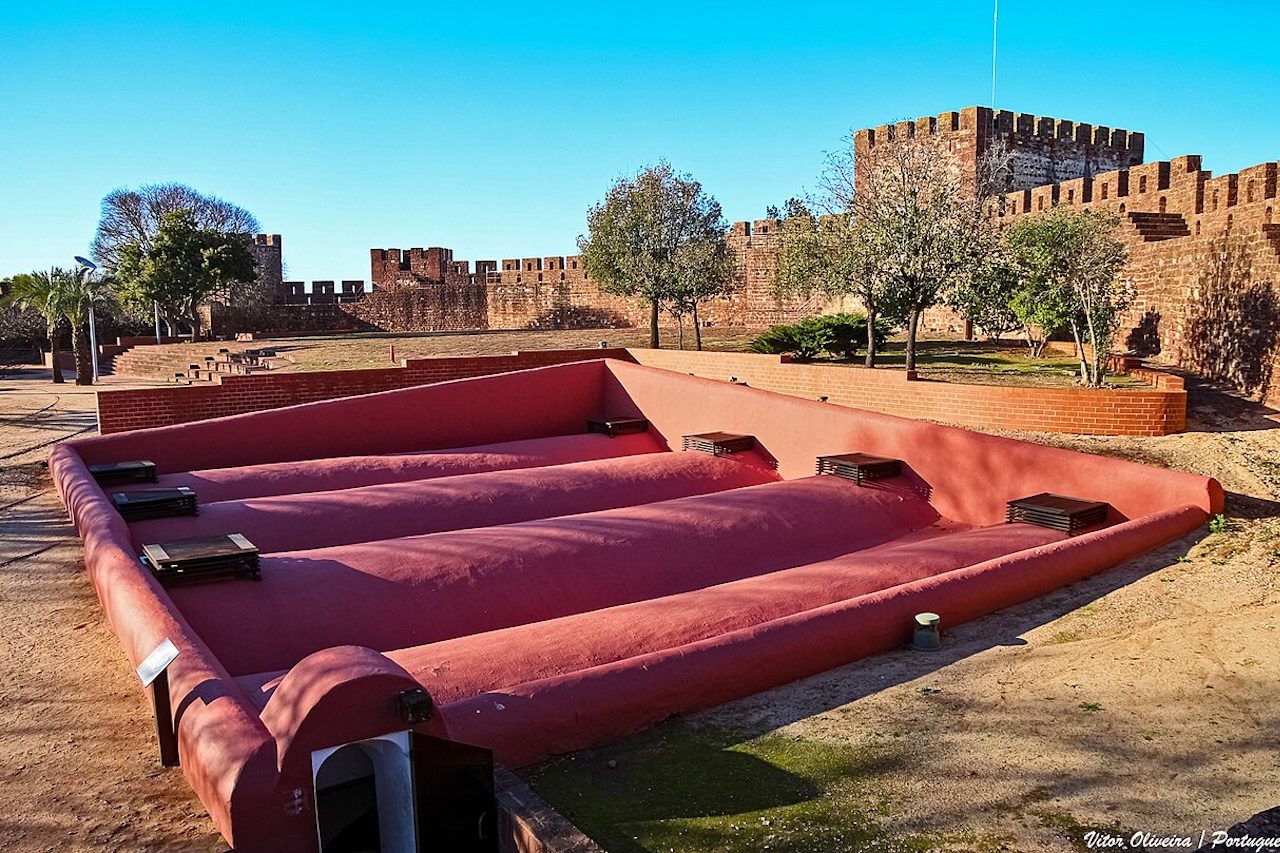 A preparação para um cerco também incluía um recurso indispensável à sobrevivência: a água. Uma grande cisterna ocupava a alcáçova, enquanto poços menores atendiam outros pontos da medina. Próximo à Porta da Almedina, um poço-cisterna reforçava o abastecimento em momentos de isolamento.