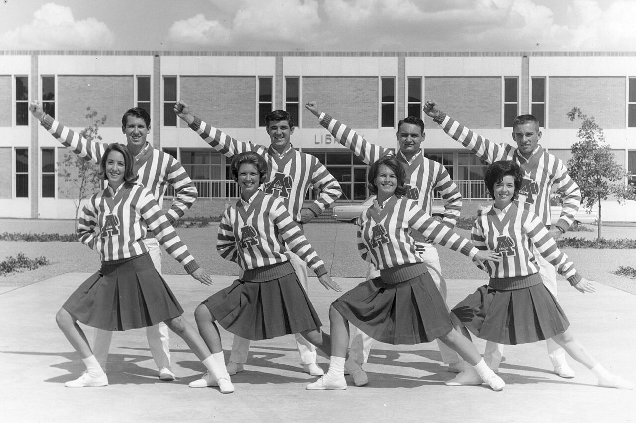 Na década de 1920, as mulheres começaram a ocupar espaço nas equipes, e o cheerleading se transformou em uma atividade predominantemente feminina, embora também existam grupos mistos. As apresentações exigem preparo físico, coordenação, força, flexibilidade, equilíbrio e ritmo.