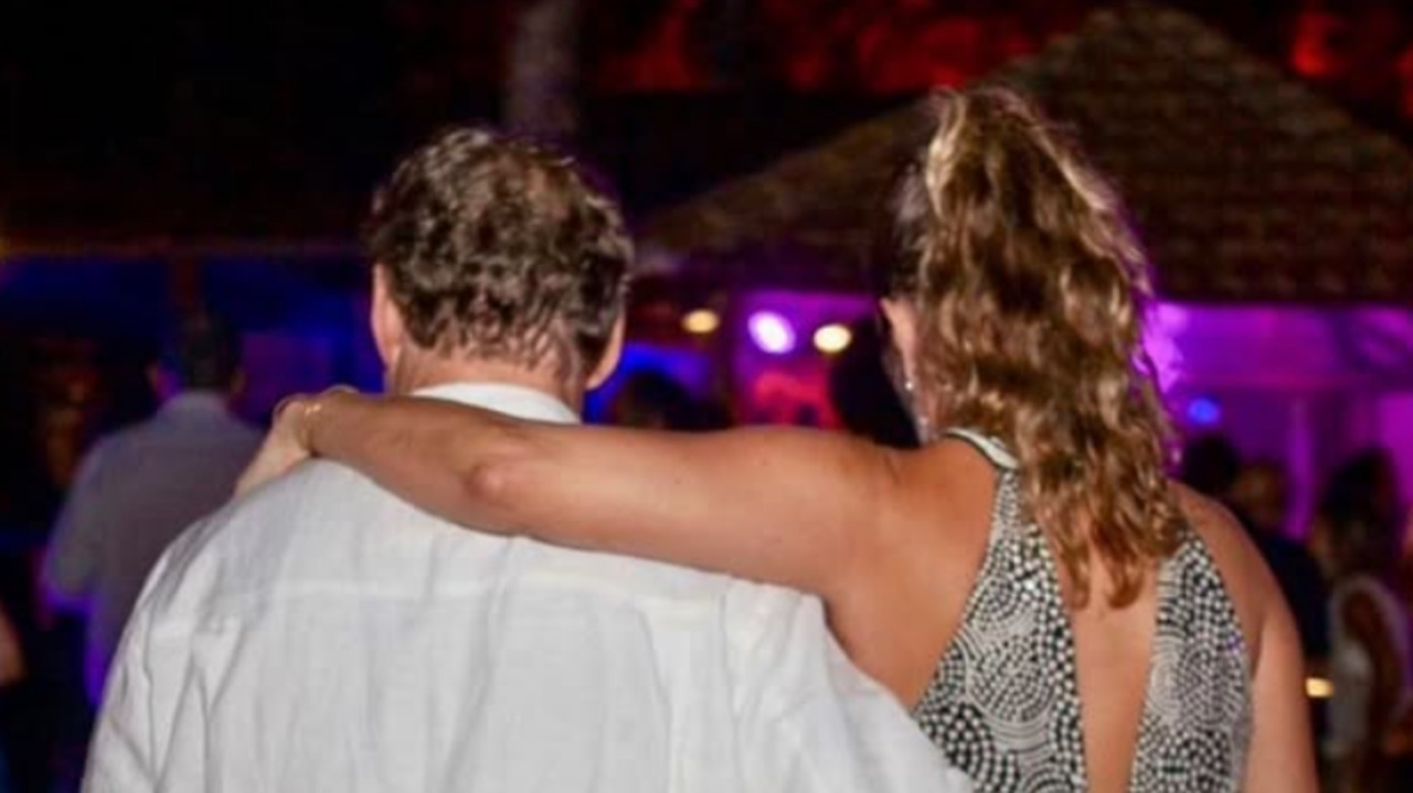 O chef Claude Troisgros e a psicóloga Clarisse Sette anunciaram o fim do casamento em uma publicação conjunta no Instagram na noite do dia 31 de agosto de 2026. Na legenda da postagem, o casal relembrou a trajetória construída ao longo de duas décadas: '20 anos, 4 filhos, 4 netos e 4 cachorros'.
 -  (crédito: Reprodução / Instagram)