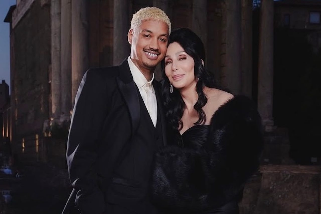 Cher e Alexander “AE” Edwards (40 anos de diferença): A lendária cantora norte-americana nasceu em 1946, enquanto Edwards nasceu em 1986. O casal começou a se relacionar em 2022 e continua junto em 2026. A diferença de idade é uma das maiores entre casais famosos atualmente. 