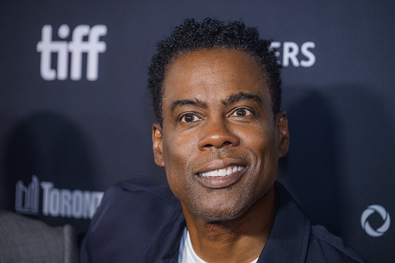 O ator e comediante Chris Rock afirmou que só considera retornar ao palco do Oscar caso receba uma indicação à premiação. A declaração foi dada durante uma entrevista à Variety, na qual o comediante promovia “Misty Green”, seu novo trabalho como diretor. -  (crédito: Wikimedia Commons/Marlene Landu)