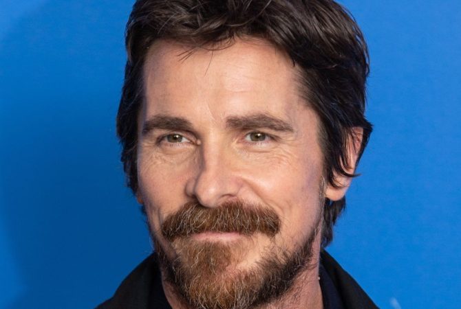 Christian Bale inaugura vila para acolher famílias e crianças na Califórnia
