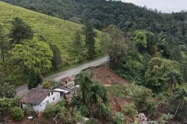 Cidade de Adrianópolis fica isolada após erosão destruir trecho da estrada durante chuvas no Paraná – Reprodução/TV Globo