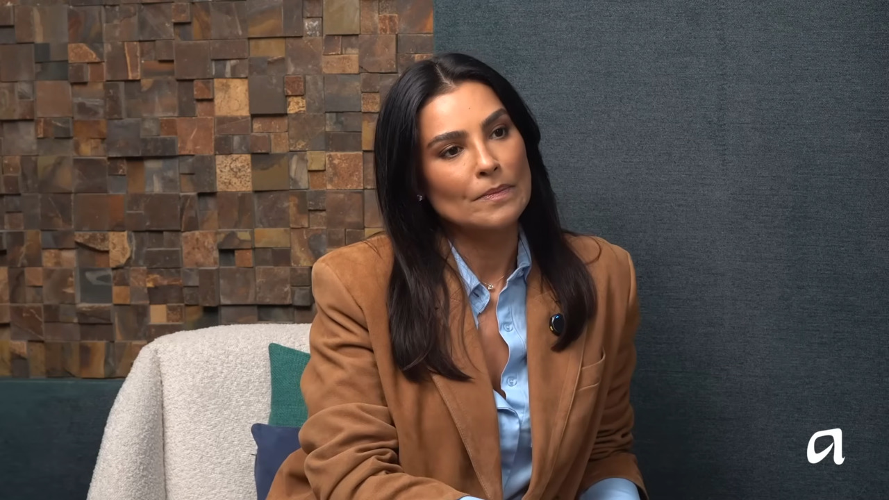 Já Cíntia Chagas é linguista, palestrante, escritora e apresentadora de televisão brasileira. Natural de Minas Gerais, é formada em Letras pela Universidade Federal de Minas Gerais (UFMG). No início da carreira, deu aulas de redação em cursinhos pré-vestibulares, colégios e aulas particulares em Belo Horizonte. 
