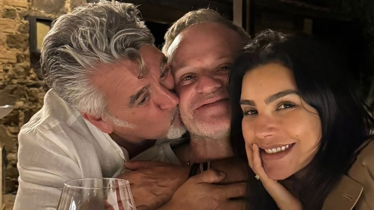 A escritora e palestrante Cíntia Chagas assumiu o namoro com o ex-piloto Rubens Barrichello. Em uma publicação feita por um amigo do casal, durante uma viagem do casal pela Itália, os dois posaram juntinhos. Depois, Cíntia confirmou o relacionamento ao portal Leo Dias: 'Sim, estamos namorando e muito felizes.' 
 -  (crédito: Reprodução / Instagram)