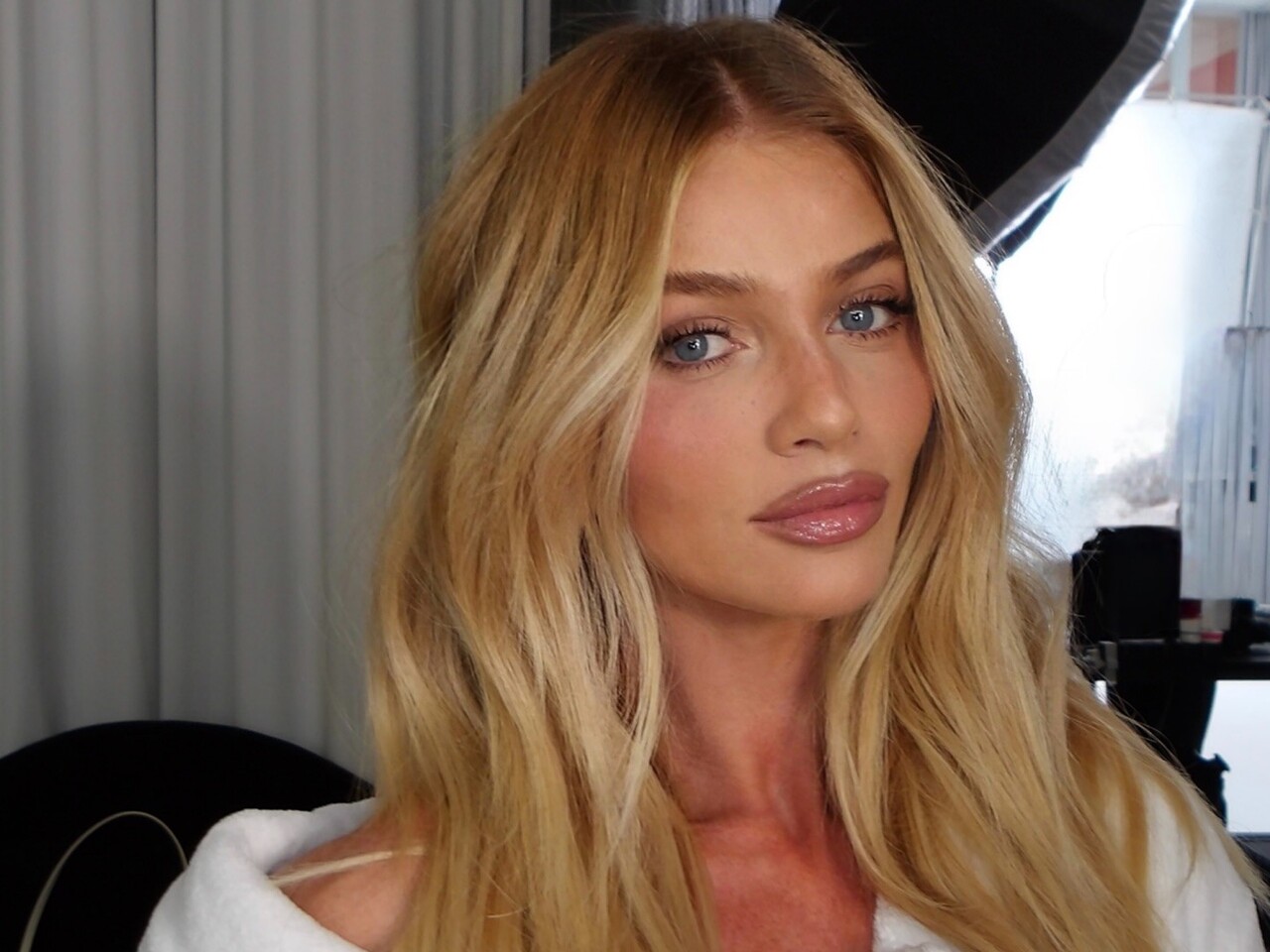 Cíntia Dicker é atriz e modelo brasileira, nascida em Campo Bom, no Rio Grande do Sul. A carreira nas passarelas começou ainda na adolescência, com trabalhos para marcas internacionais como Victoria’s Secret, Gucci e Dolce & Gabbana, além de participações em edições da revista “Sports Illustrated”. Na televisão, Cintia fez participação especial em novelas como “Totalmente Demais” e “Pega Pega”. 