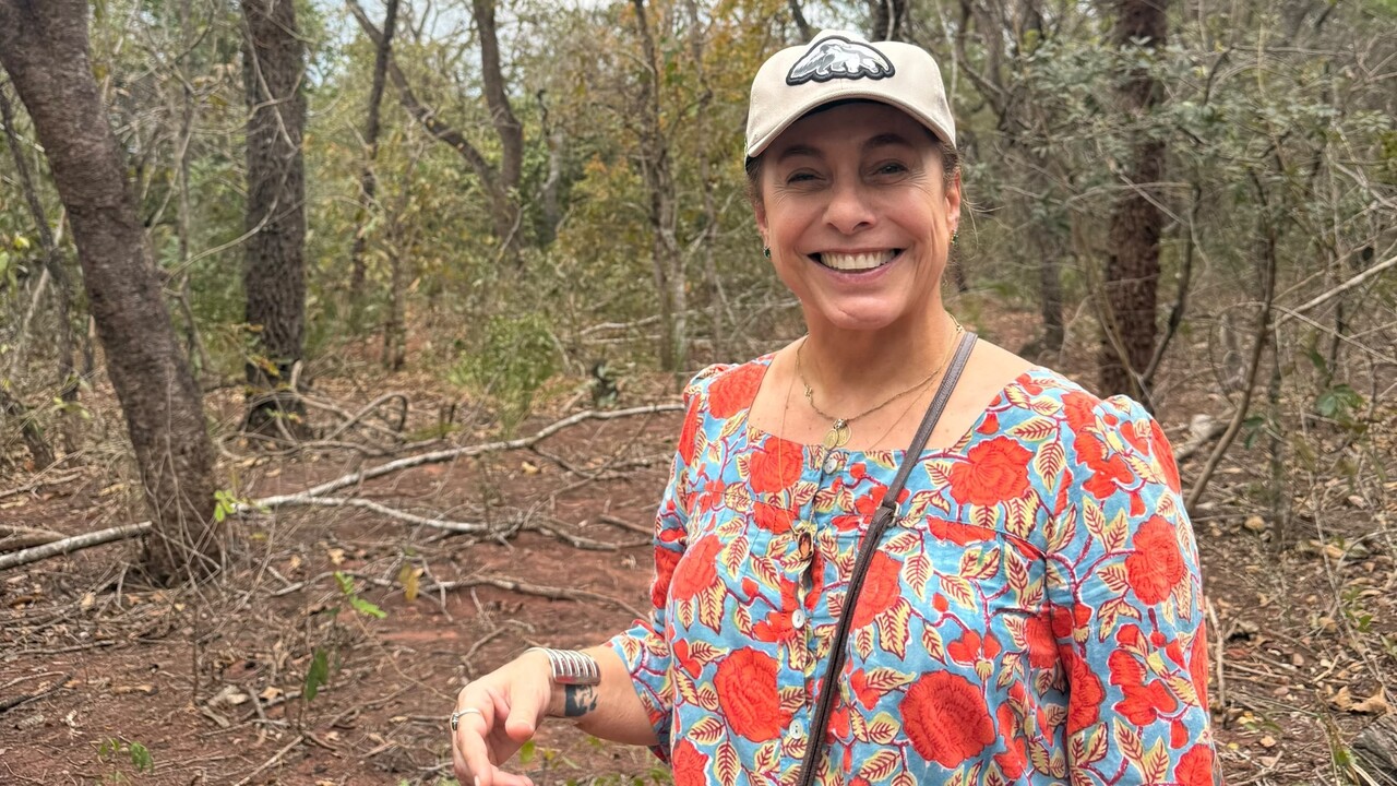A atriz e apresentadora Cissa Guimarães aproveitou o fim de semana dos dias 12 e 13 de setembro de 2026 para conhecer alguns pontos turísticos de Mato Grosso do Sul ao lado do marido, Hildo Assis, e compartilhou registros da viagem nas redes sociais. O casal visitou o Buraco das Araras, em Jardim, e depois seguiu para Bodoquena, onde conheceu a Cachoeira Boca da Onça, considerada a maior do estado, com 156 metros de altura. 
 -  (crédito: Reprodução / Instagram)
