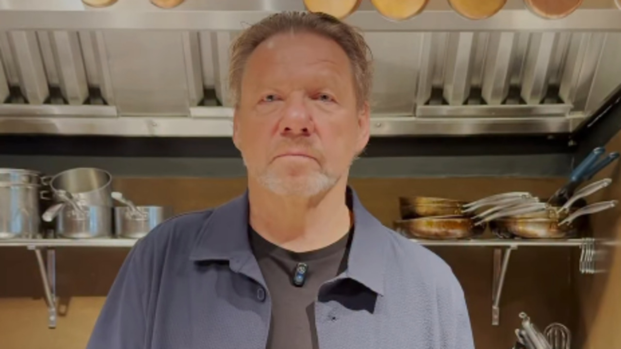 Claude Troisgros é um chef francês nascido em uma tradicional família de cozinheiros e donos de restaurantes. Ele se mudou para o Brasil na década de 1970 e, desde então, construiu uma carreira no país. Dono de vários restaurantes, tornou-se uma das figuras conhecidas da gastronomia brasileira.
