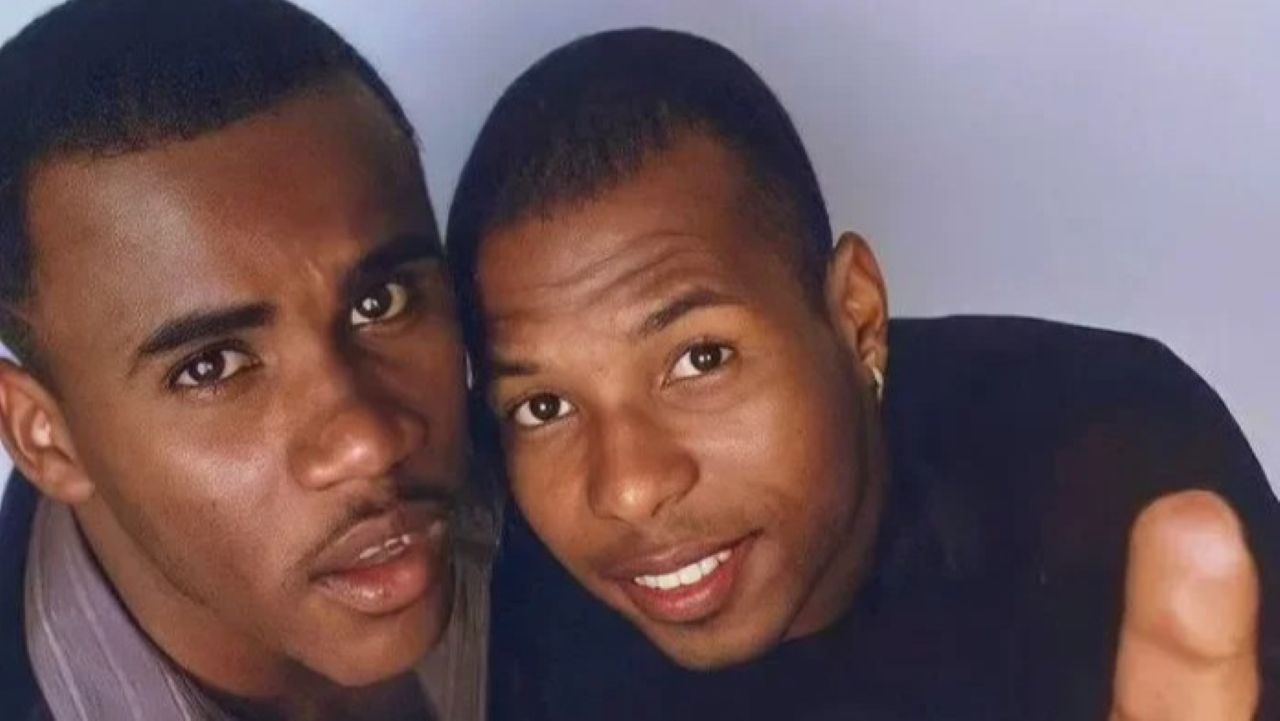Claudinho e Buchecha: sucesso em todo o Brasil, os dois se conheceram na infância, em São Gonçalo, no Rio de Janeiro, e formaram uma das duplas pioneiras do funk melody no país. Claudinho, nascido Cláudio Rodrigues de Mattos, faleceu em 13 de julho de 2002, aos 26 anos, em um acidente na Via Dutra, na Serra das Araras, em Seropédica. O carro em que viajava derrapou na pista molhada e bateu em uma árvore. O motorista e empresário Ivan Manzielli, sobreviveu com ferimentos leves. Buchecha seguiu ar