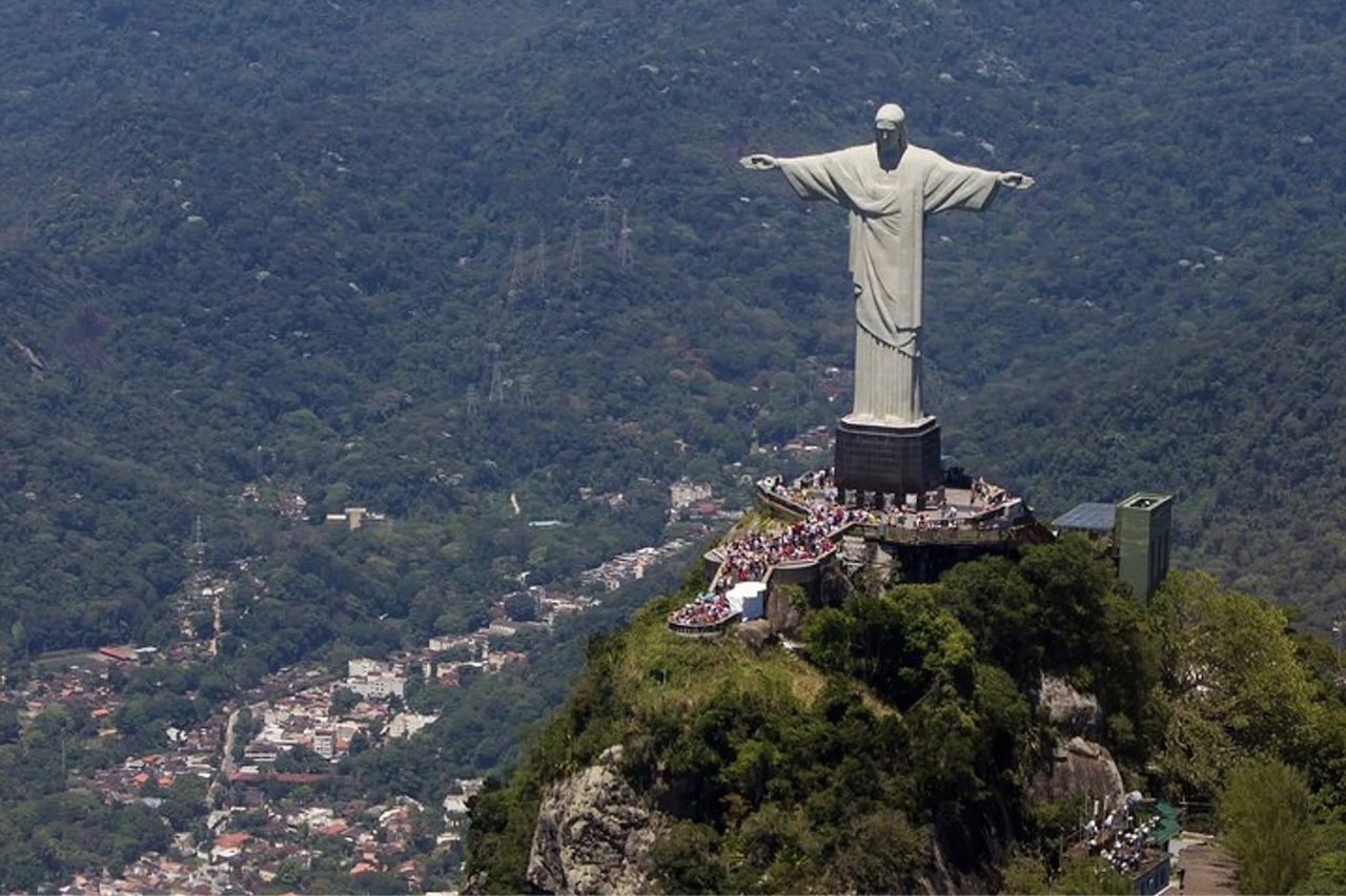 A dimensão da estrutura equivale à altura aproximada de um edifício de 30 andares e supera em mais de três vezes os 30 metros da estátua do Cristo Redentor, no Rio de Janeiro. Apesar da grandiosidade, a cruz não será a maior estrutura independente do mundo nessa categoria. 