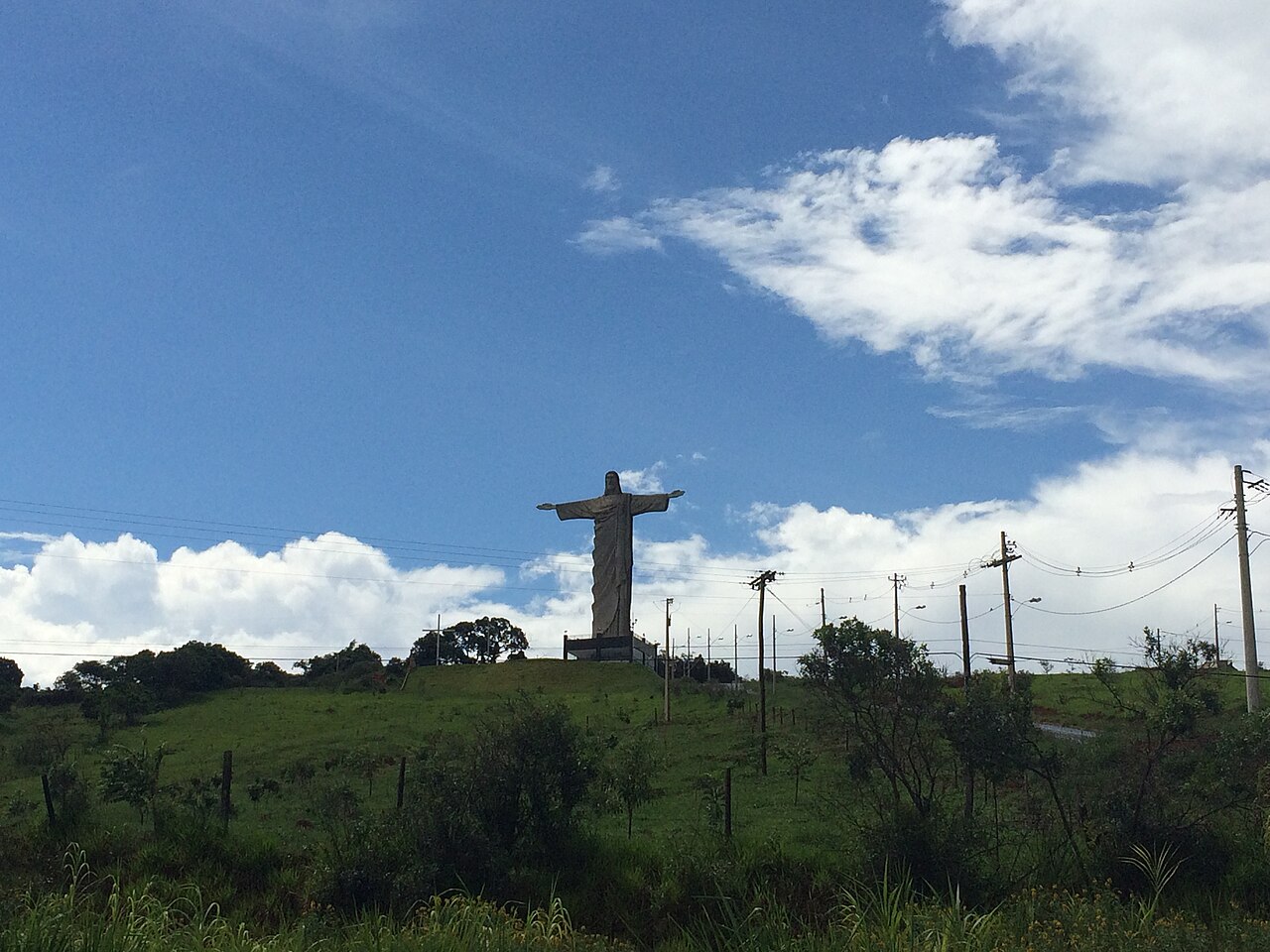Cristo Redentor de Elói Mendes (MG) – Concluído em 2010, o monumento possui 39,5 metros de altura total: 31,5 metros da imagem e oito do pedestal. Criada pelo escultor cearense Genésio Gomes Moura, a obra de braços levemente arqueados parece abraçar a cidade.