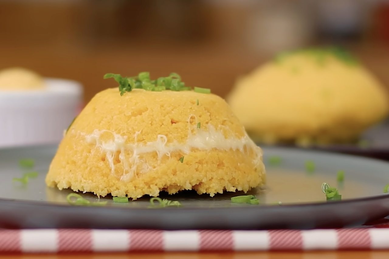O café da manhã, considerado por muitos a refeição mais importante do dia, tem uma alternativa simples e versátil que, além de fugir do clássico pão com manteiga, faz uso de um alimento tradicional da culinária brasileira: o cuscuz de milho. -  (crédito: Reprodução/YouTube Receitas de Pai)