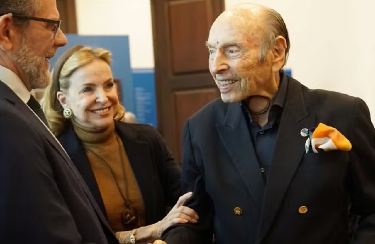 Sua atuação institucional inclui ainda a fundação do Centro de História e Cultura Judaica. Ao longo dos anos, o empresário acumulou reconhecimentos por sua trajetória, entre eles a comenda da Ordem de Rio Branco, concedida em 2002. Também recebeu o título de Doutor Honoris Causa da Academia Brasileira de Filosofia, em 2017, além de outras distinções concedidas por instituições brasileiras. Em 2022, foi agraciado com a Ordem do Mérito do Pensamento Brasileiro – Medalha Antonio Paim. Em 2023, rece