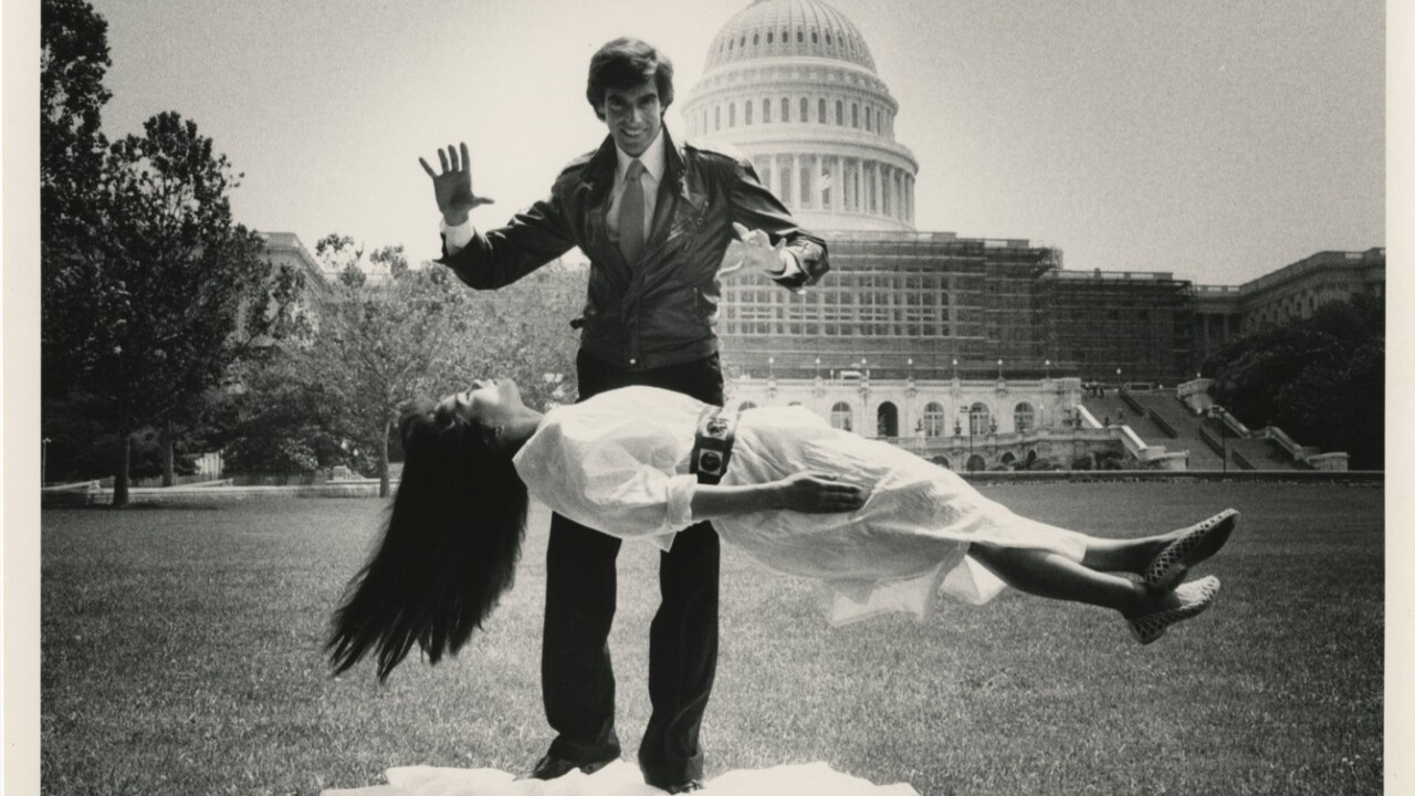 Entre os números mais lembrados de sua carreira está o desaparecimento da Estátua da Liberdade, apresentado em 1983 diante de uma plateia ao vivo. Copperfield também ficou conhecido por atravessar a Muralha da China e por escapar da prisão de Alcatraz durante uma apresentação. Outro momento marcante foi a levitação sobre o Grand Canyon, um dos truques mais complexos já produzidos por ele.