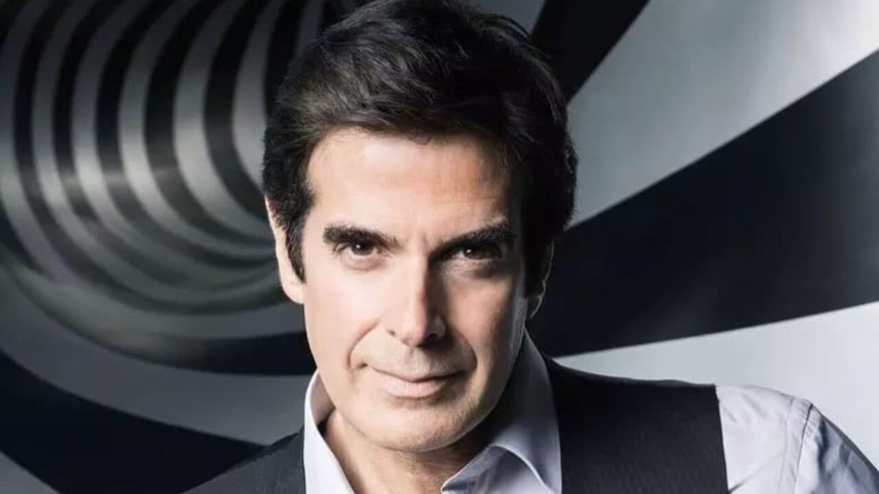 O ilusionista norte-americano David Copperfield completou 70 anos no dia 16 de setembro de 2026, em um momento de mudanças em sua carreira. Neste ano, o mágico deixou os palcos fixos de Las Vegas, onde se apresentou por décadas, mas afirmou que continuará ativo.
 -  (crédito: Reprodução / Instagram)