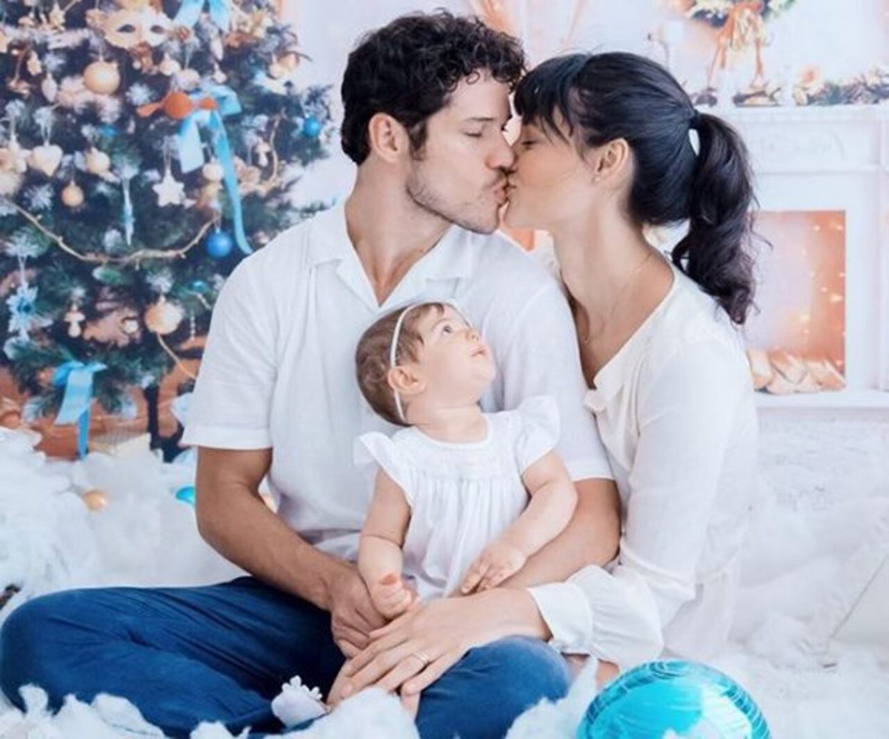 Débora Nascimento foi casada com o ator José Loreto, com quem teve a filha Bella Loreto, nascida em 2018. Eles se conheceram nas gravações de “Avenida Brasil” e o relacionamento durou seis anos
